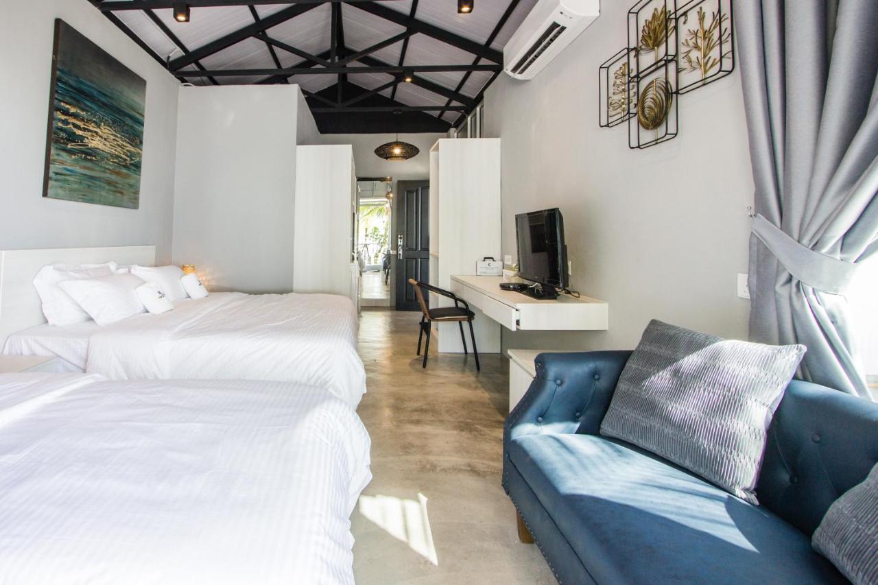 Beachboy Chalet By The Beach Bukit Lada Exterior photo