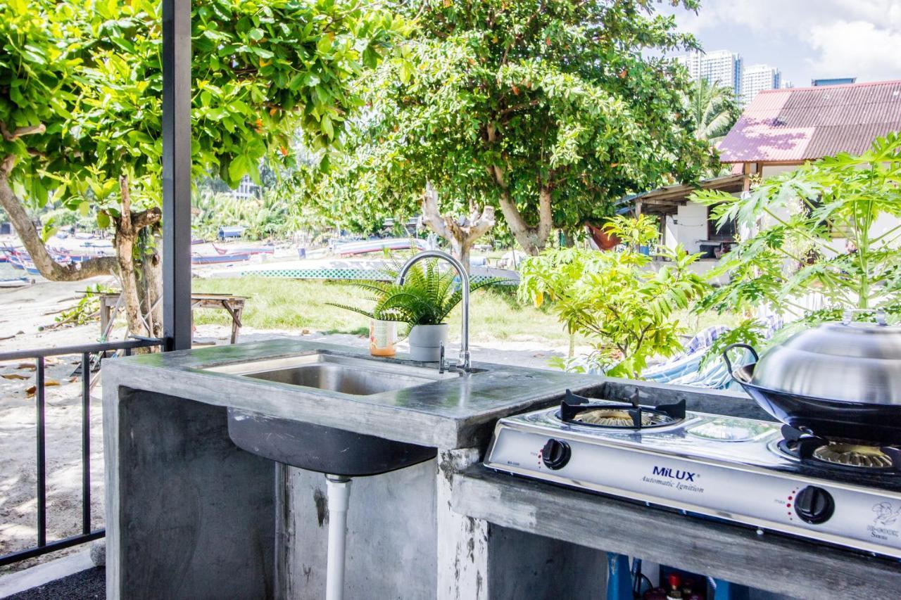 Beachboy Chalet By The Beach Bukit Lada Exterior photo