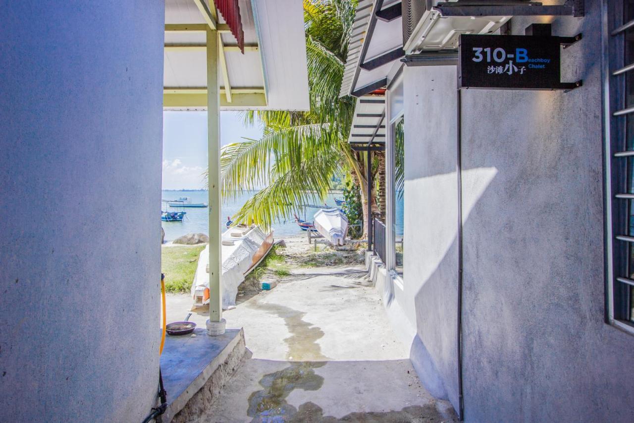 Beachboy Chalet By The Beach Bukit Lada Exterior photo