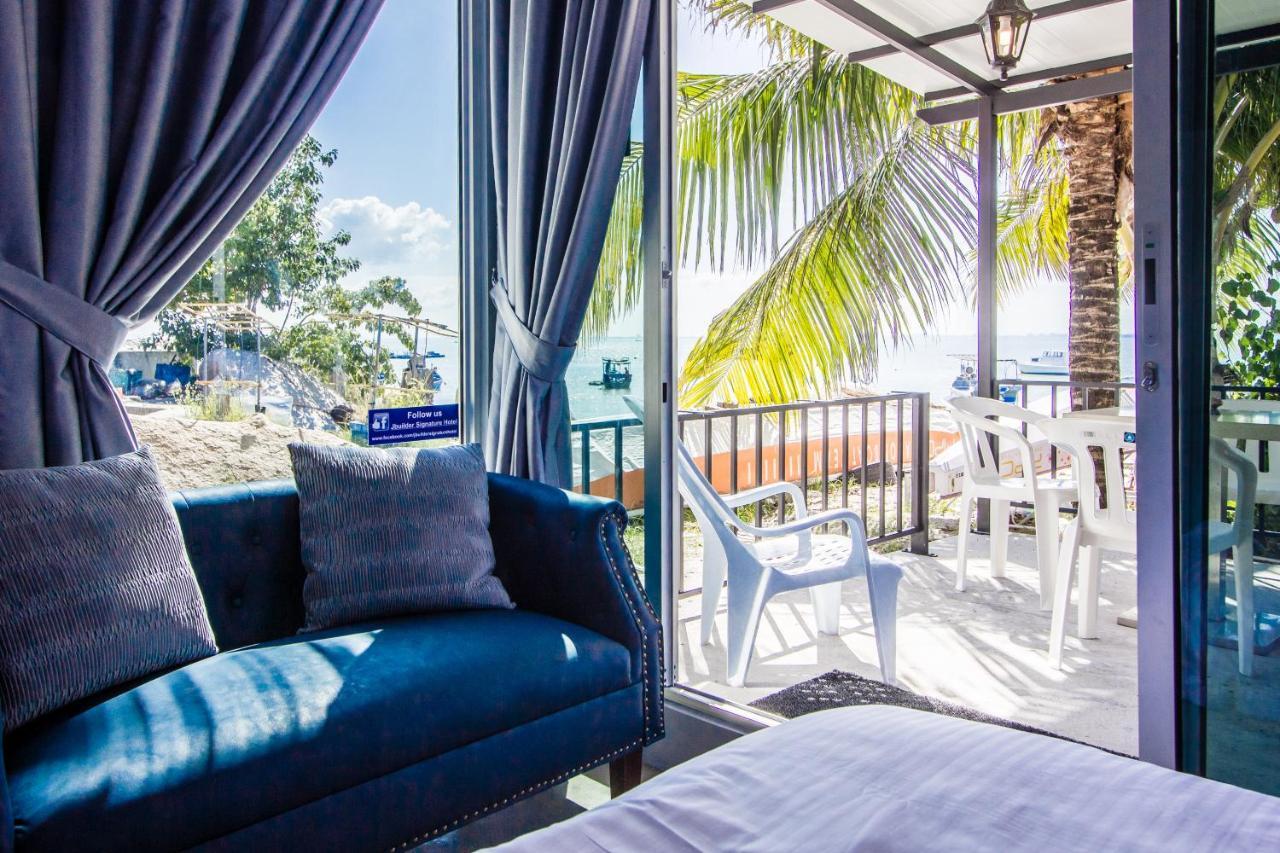 Beachboy Chalet By The Beach Bukit Lada Exterior photo